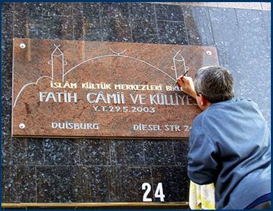 Dig Schild Fatih-Moschee DU - 27