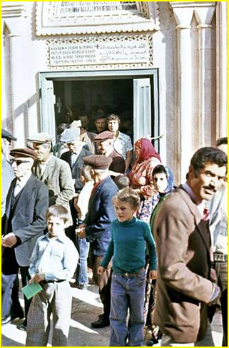 Kirchgnger vor Mar Barsomo - Midyat 16-4