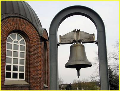 Dig freistehende Glocke vor der griech